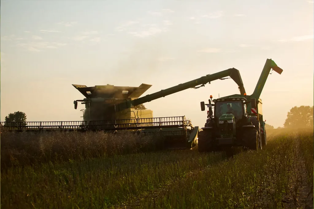 ferienhof-harms-bauernhof-urlaub-an-der-ostsee-drescher