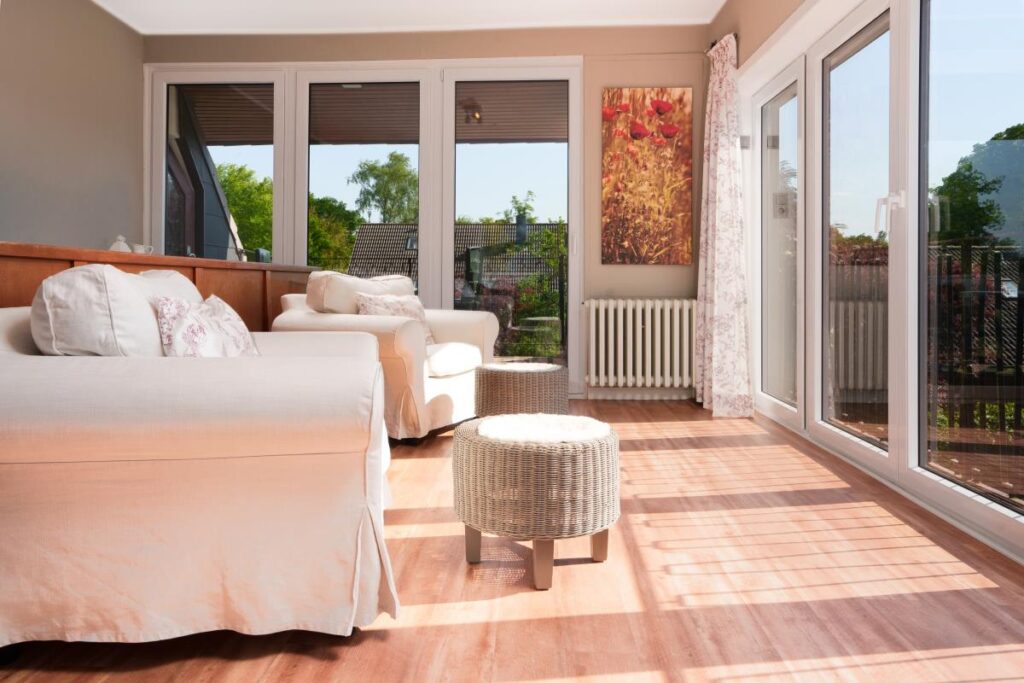 Komfortables Doppelbett der Ferienwohnung mit Terrassenausgang und Panoramafenster